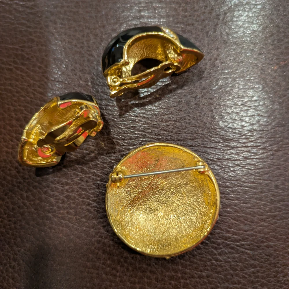 Sophisticated Black and Gold Tone Brooch And Clip On Earring